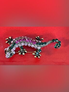 Vintage style Gold tone lizard-shaped Gecko Pin or brooch. Shiny Rhinestones NEW